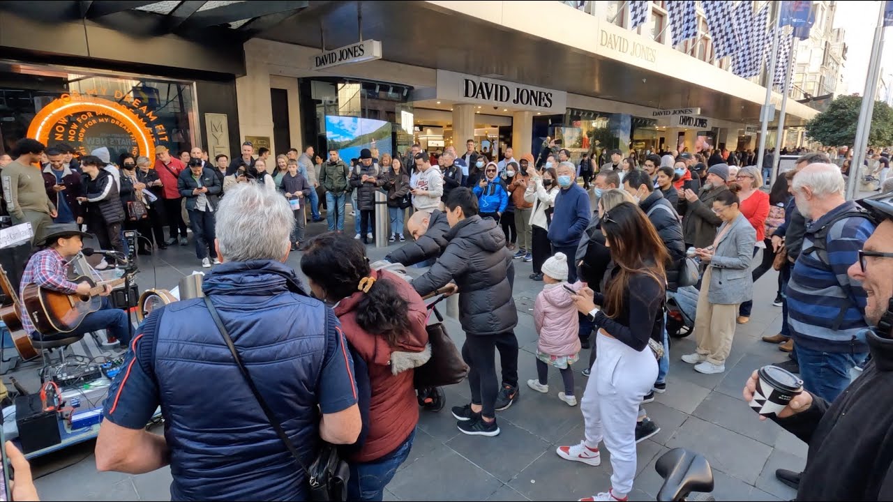 WEEKEND WALKING TOUR CITY CENTRE MELBOURNE AUSTRALIA