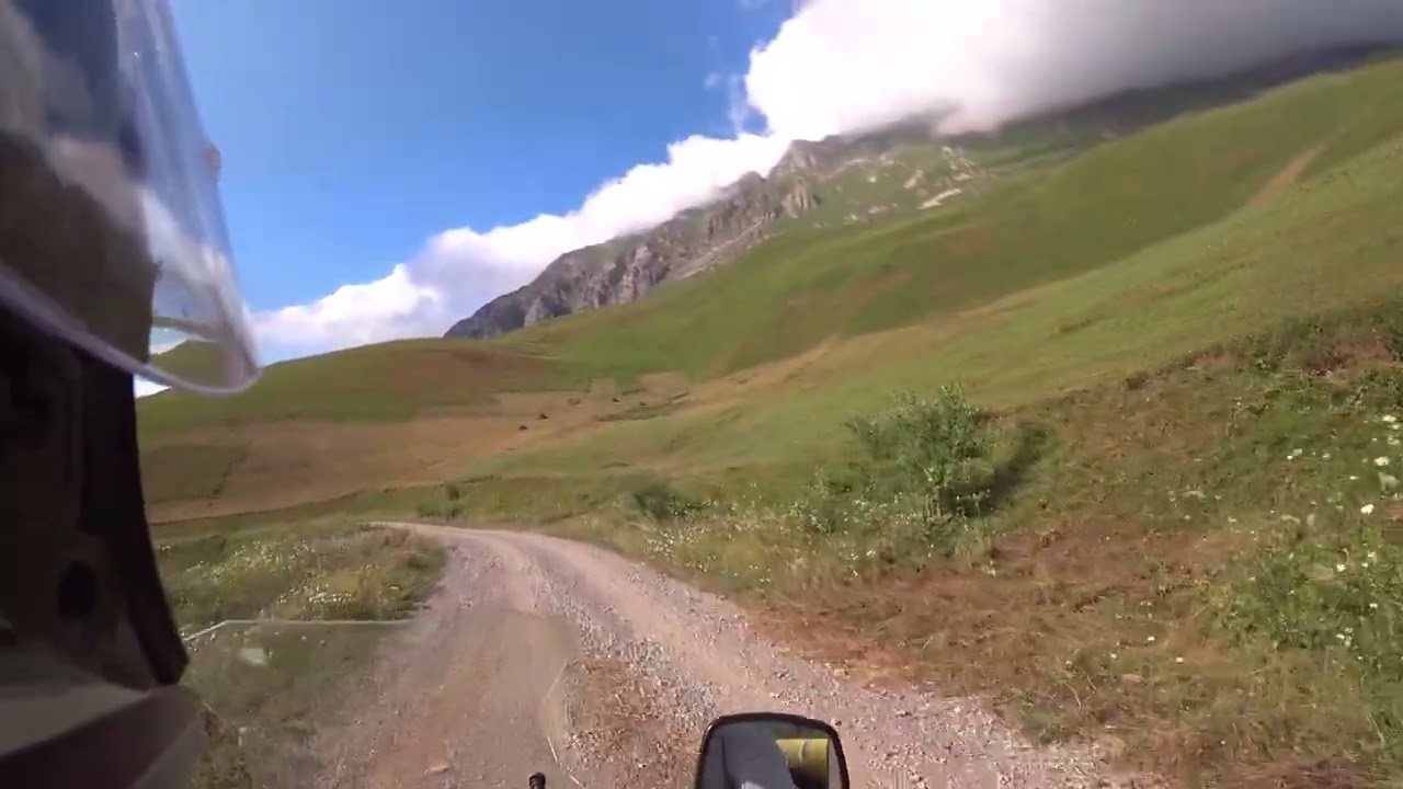 Катаюсь в горах над Кармадонским ущельем.
