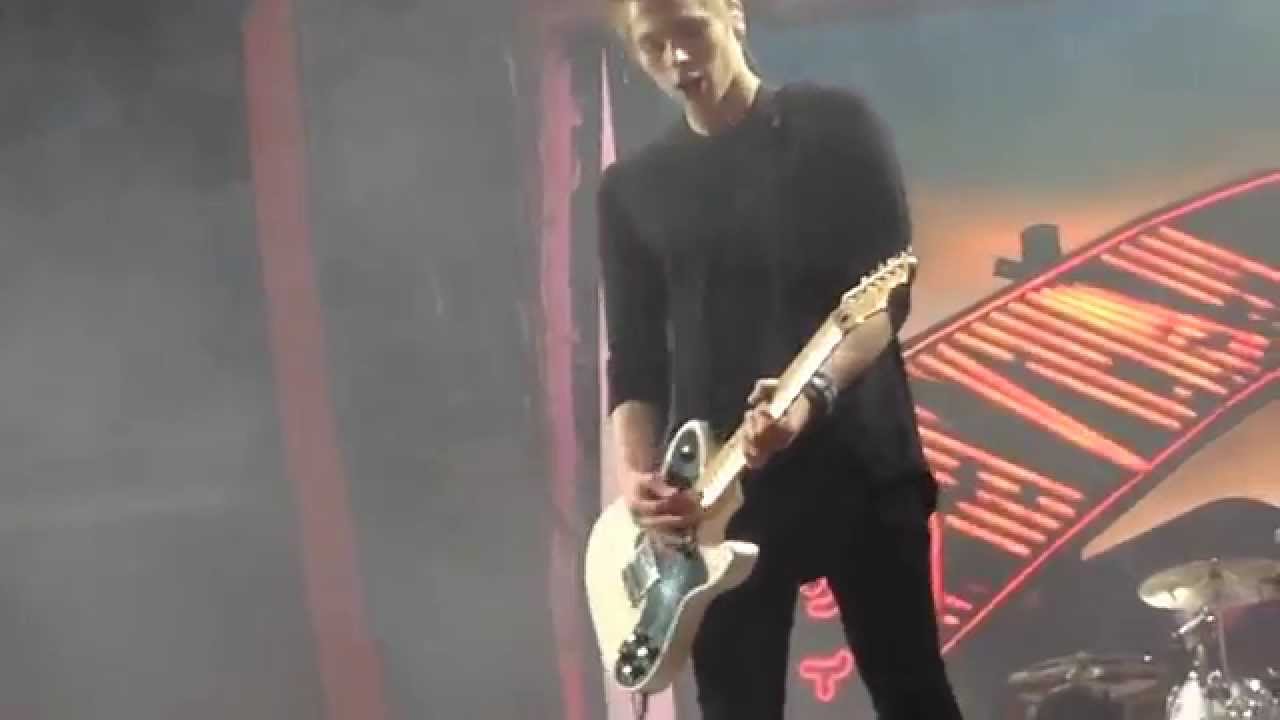 Eighteen - 5 Seconds Of Summer [WWA Tour Amsterdam 25-06-2014]