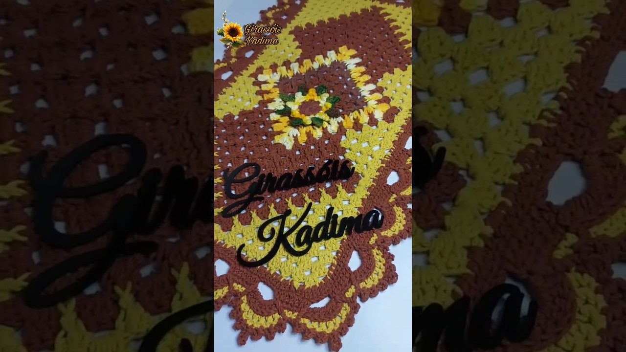 TAPETE DE CROCH&Ecirc; RETANGULAR DOMINGAS NAS CORES TELHA E AMARELO OURO