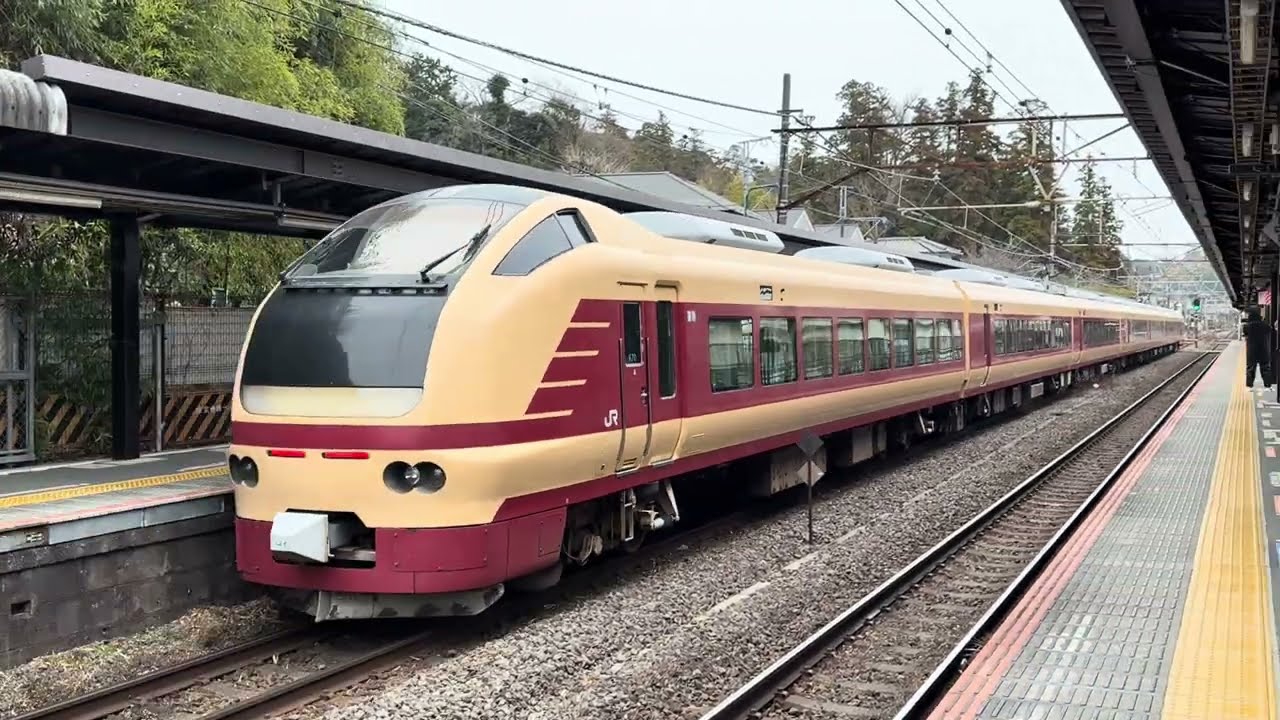 E653系1000番台K70編成が北鎌倉駅を入線、発車するシーン