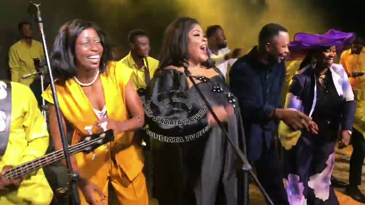 L'EXTRAIT DE CONCERT AU VILLAGE CHEZ NTEMBA MAMAN VERRO MANYANGA CHEZ NTEMBA EN FEU