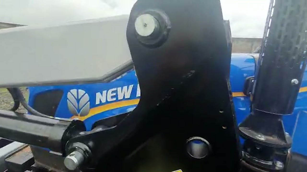 Carregador Frontal T61 -   Montado em um Trator New Holland TT 4.75