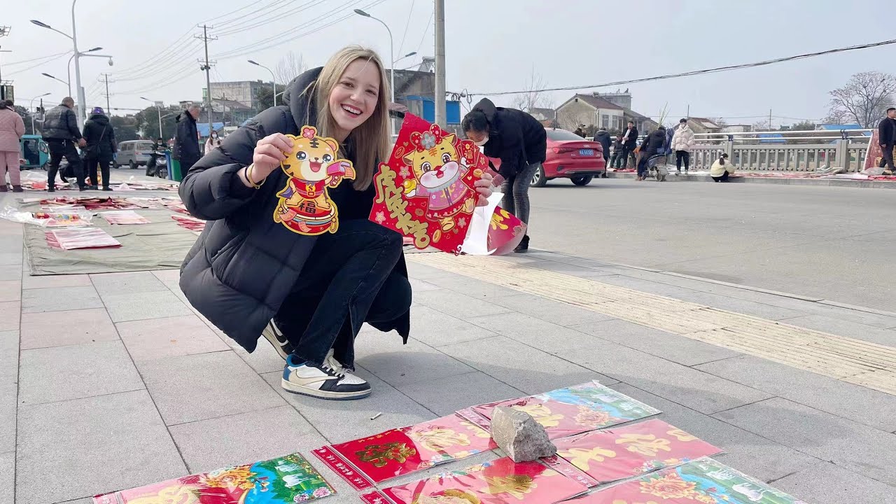 What's It like to run a Stall in China?  老外在小縣城，竟然擺攤賺路費，路人有啥反應！