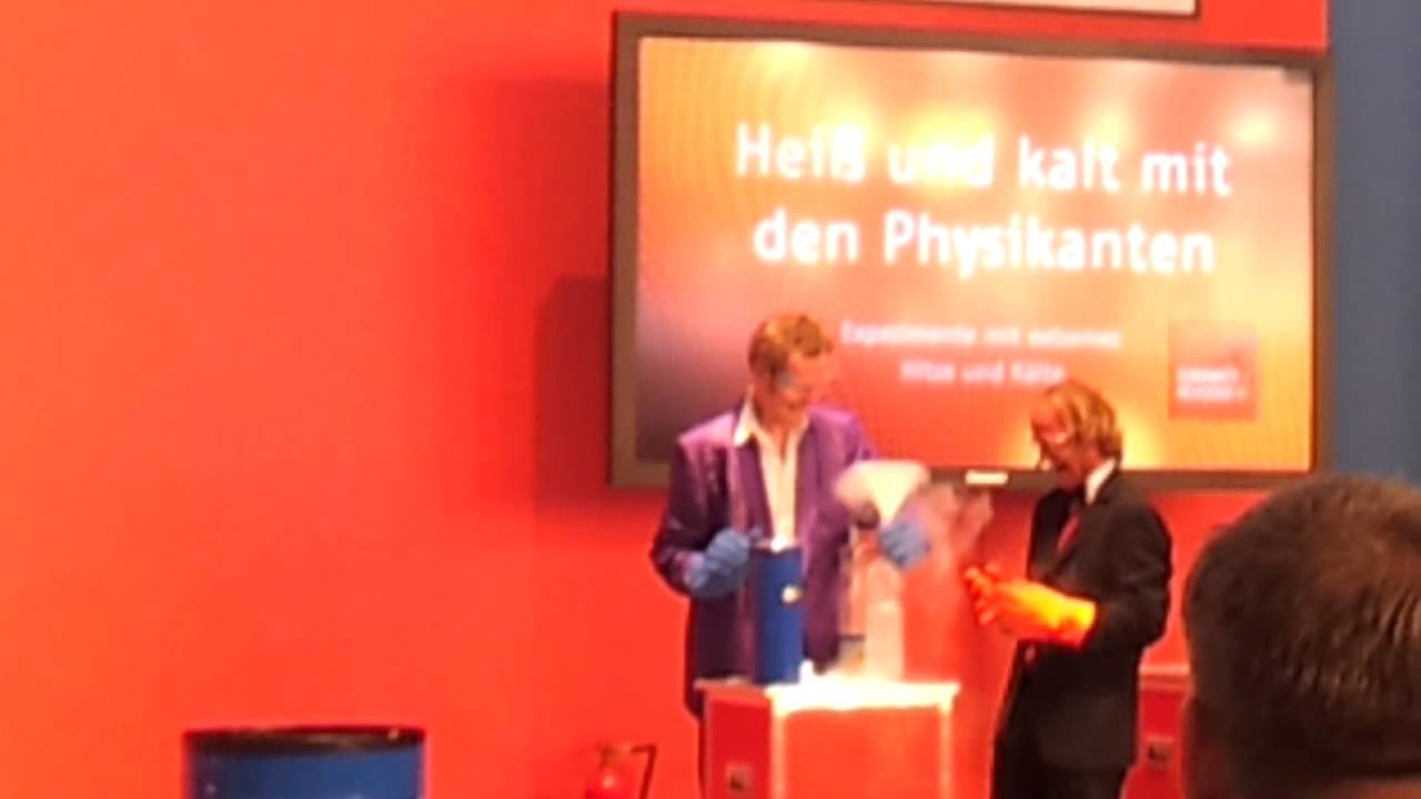 Die Physikanten - Stickstoffgefüllte Flasche in Wasser (IdeenExpo 2011)