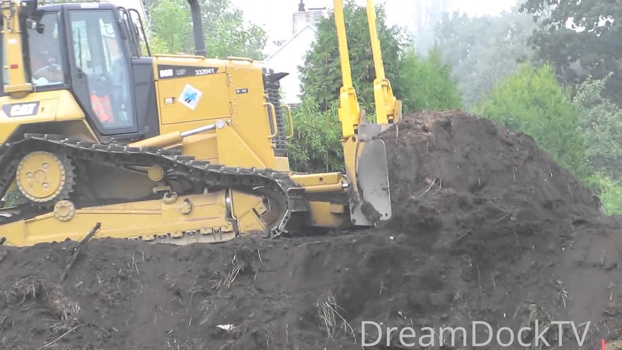 Caterpillar D6N Planierraupe muss sich anstrengen Erdwall aus Oberboden wird angelegt DREAM MACHINES