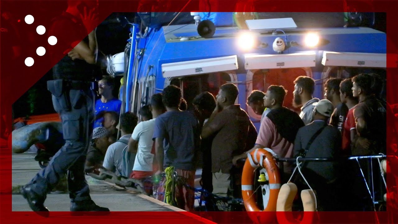 Catania, la nave Aurora di Sea Watch sbarca al porto 84 migranti soccorsi nel mar Mediterraneo