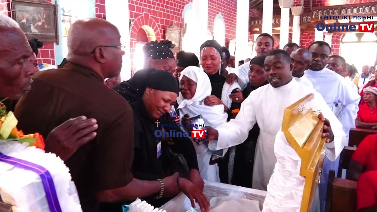 😭😭VILIO VYATANDA MAMA MZAZI AKIFUNIKA MWILI WA MWANAE KATEKISTA AIDANI SHUKURU MBUYA SIKU YA MAZISHI