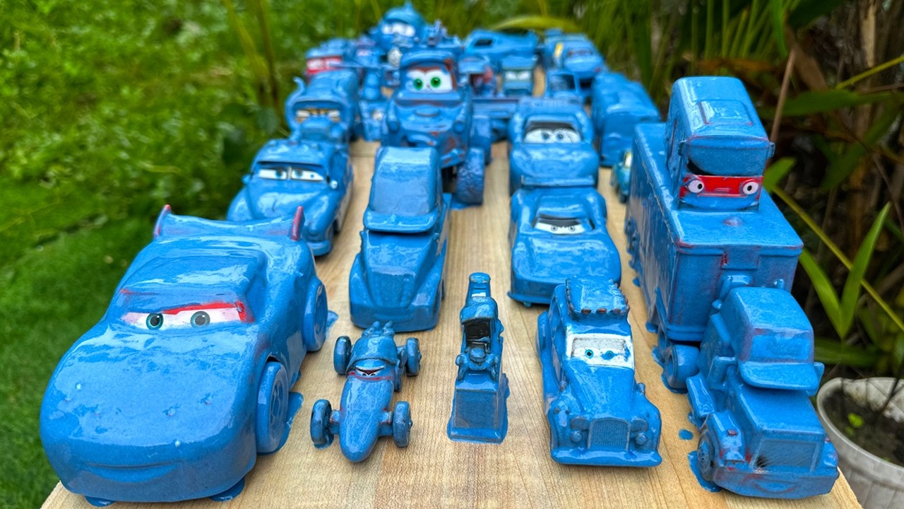 33 машинки Disney Cars и Takara Tomy убирают грязный синий конвой!