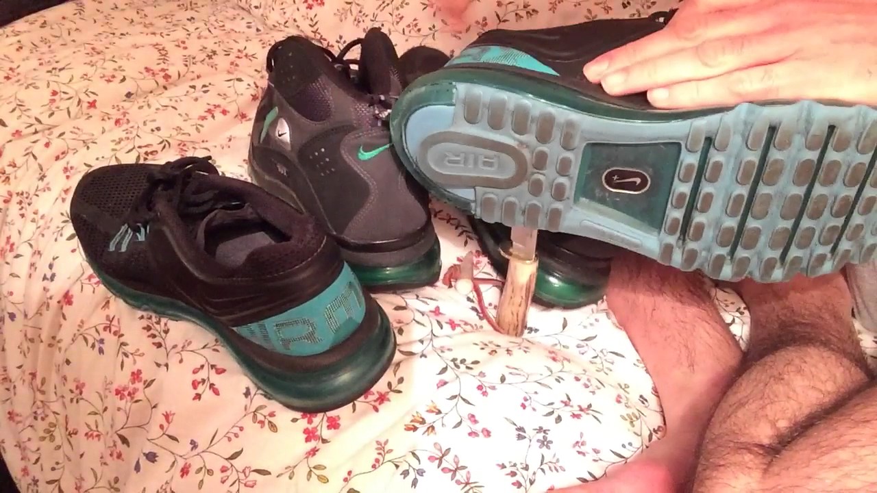 Popping black/emerald green Nike air Max 2013