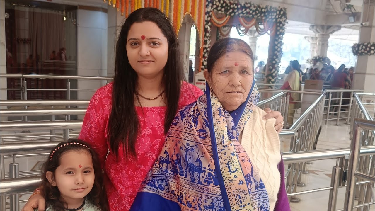 Aj hum Dadi ko lekr gaye mandir#trend#viralvideo#youtubers#familyvlogs#neetubisht#dimplemalhanvlogs 