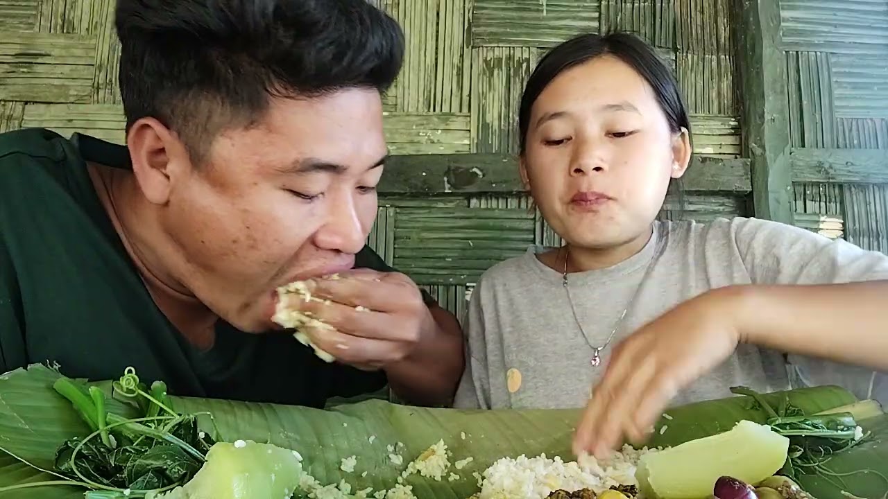 Husband and wife Mukbang with smoke port spicy Curry
