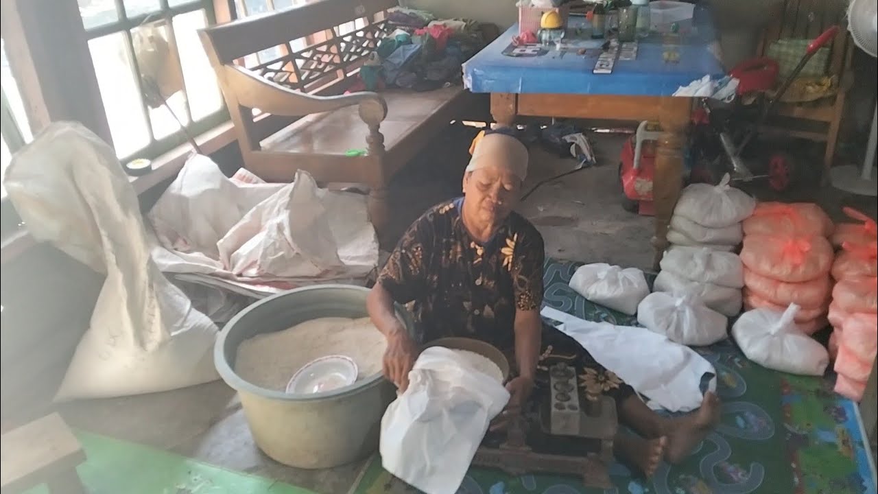 Alhamdulillah !! Jumat berkah Mbah Ibut berbagi beras di lingkungan