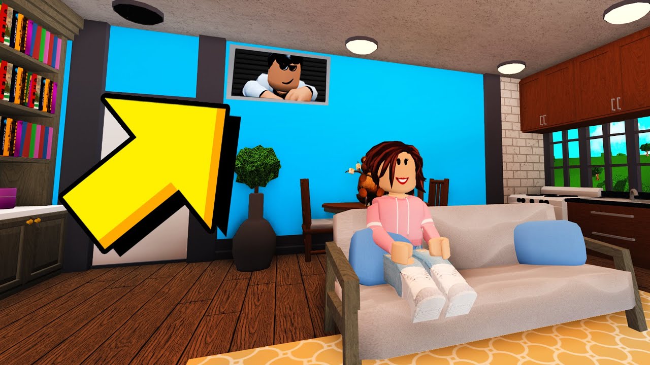 I Moved Into An Apartment.. I Caught The OWNER SPYING On Me! (Roblox Bloxburg)