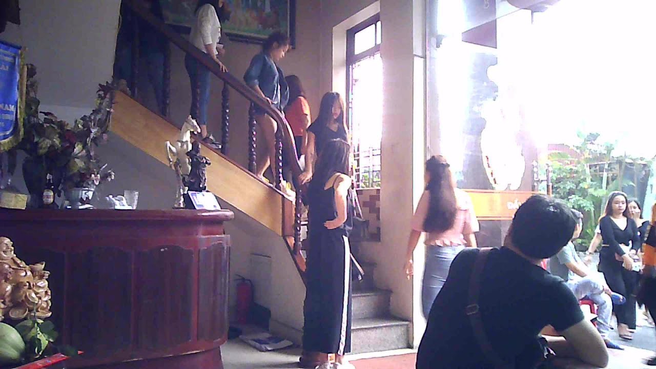 Crowded stairs | Haiphong, Vietnam