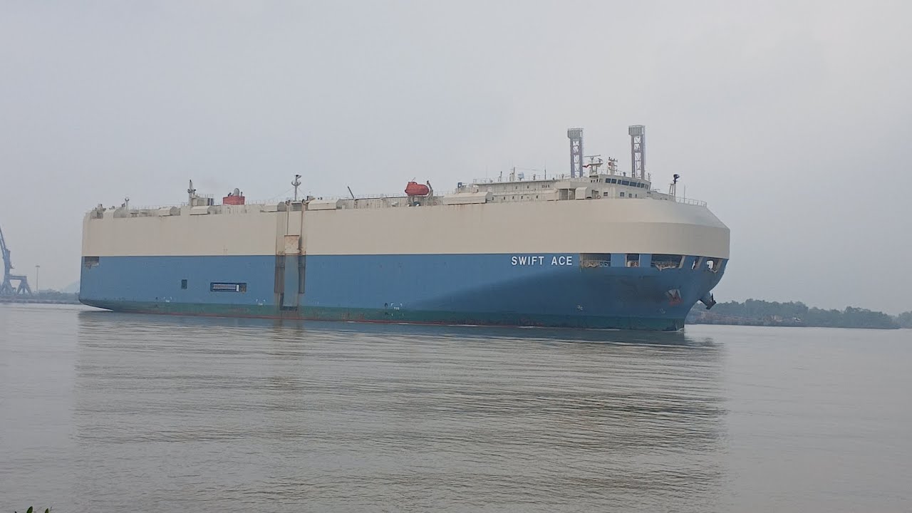 Close-up of 2 car carriers and 2 container ships following behind and very loud horns!💥