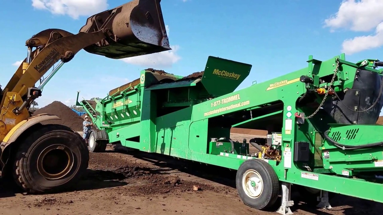 McCloskey Wheeled 516 Trommel   Screening Peat   1