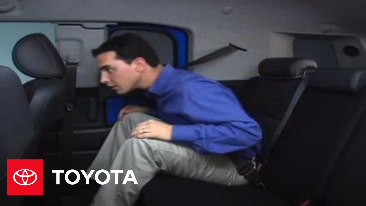 2007 - 2009 FJ Cruiser How-To: Seatbelt Fastening and Releasing | Toyota