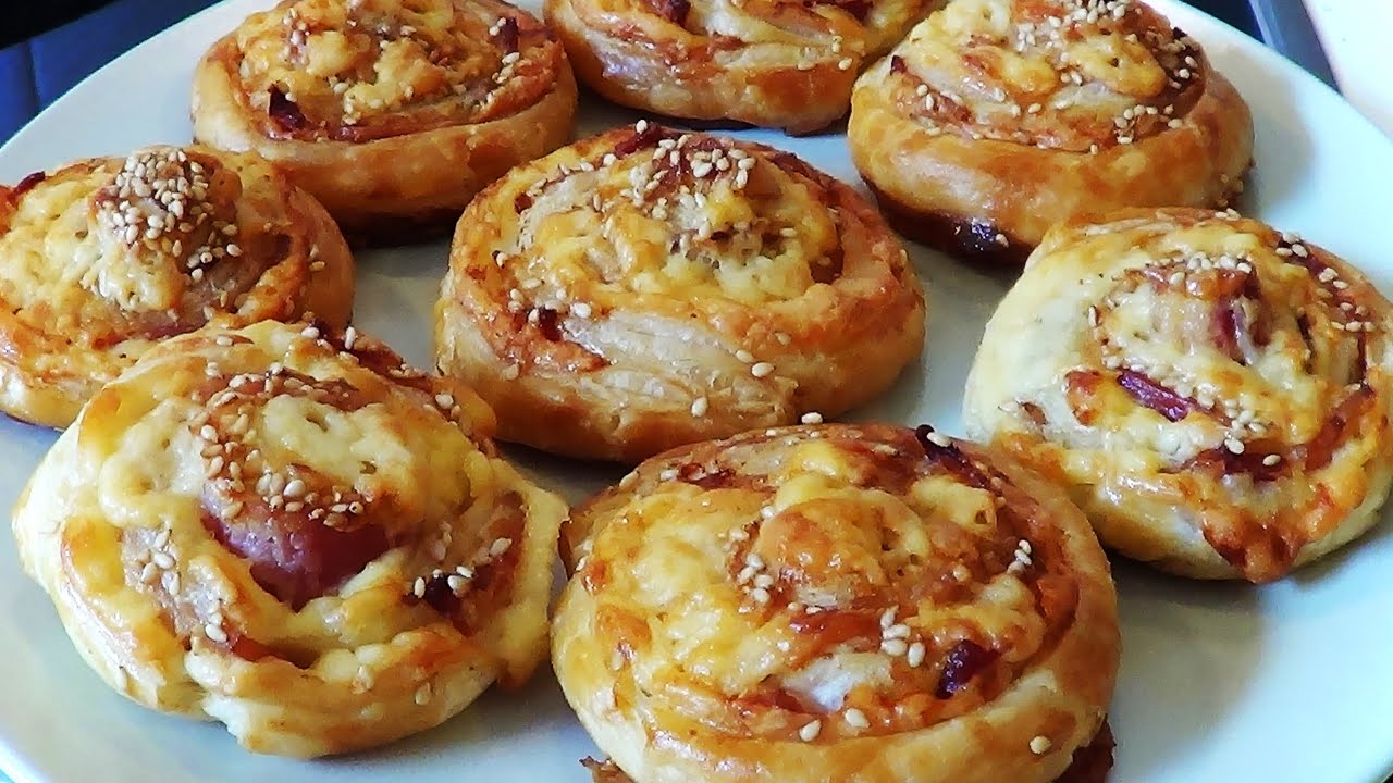 Rollitos de hojaldre, bacon y queso, ideal para fiestas