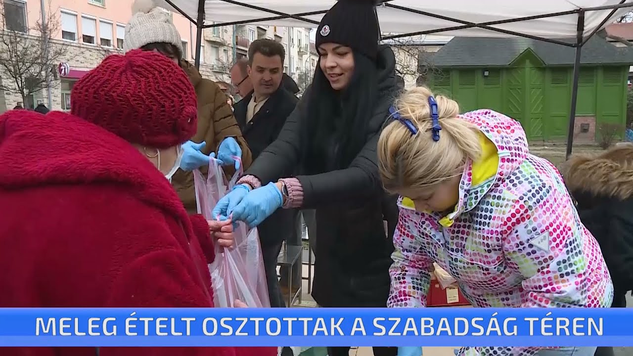 Meleg ételt osztottak a Szabadság téren