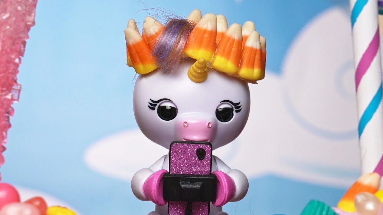 Fingerlings: Hangin' With Gigi | Sandra from Sandaroo Kids Does Her Best Emoji Impression