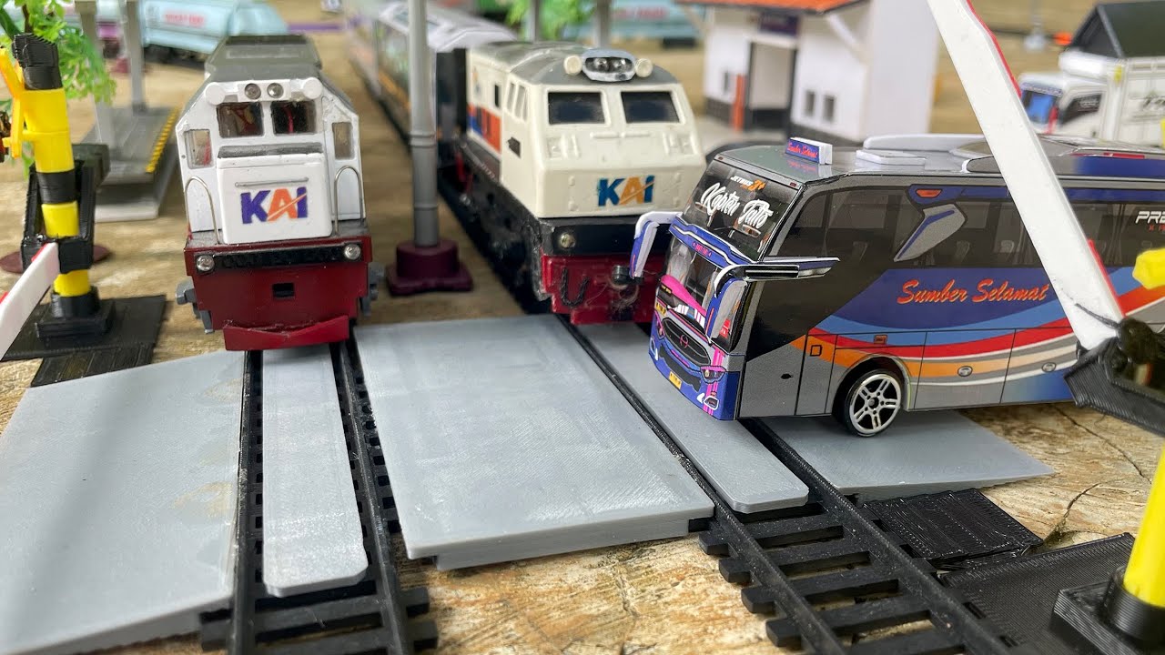 Merakit Tabrakan Kereta Api Mainan CC203, CC201 Anjlok Menabrak Bus Oleng Di Rel Perlintasan PJL