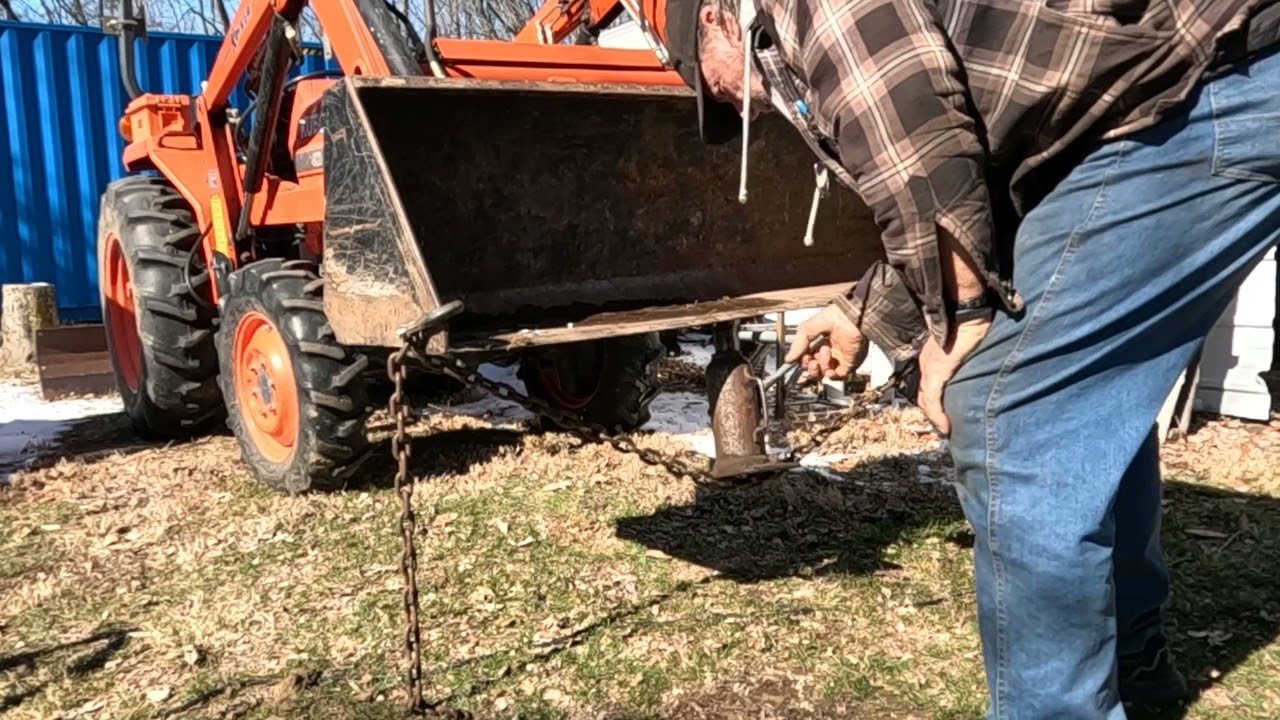 Выпрямление погнутого ковша погрузчика Kubota Cutting Edga.