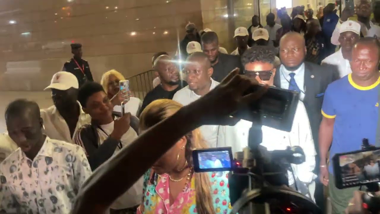 L’arrivée de Koffi Olomidé et Cindy le coeur à Abidjan