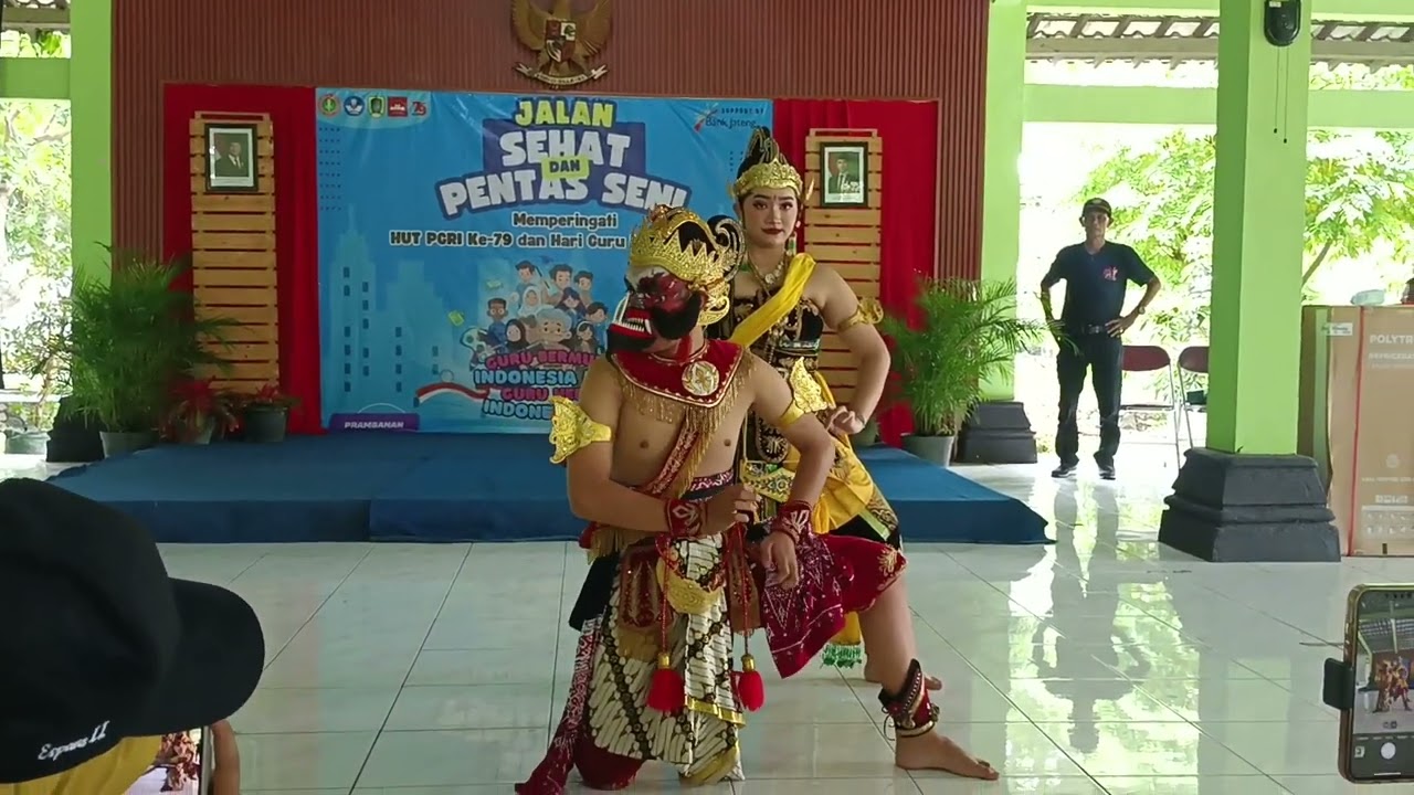 Bening dan Teguh menampilkan Tari 