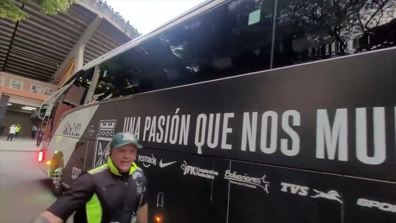 LA LLEGADA DEL NUEVO BUS DE Atlético Nacional al estadio Atanasio Girardot...