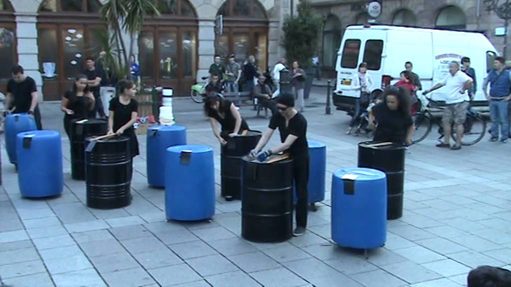 LES PERCUSSIONAUTES ( percussions urbaines)