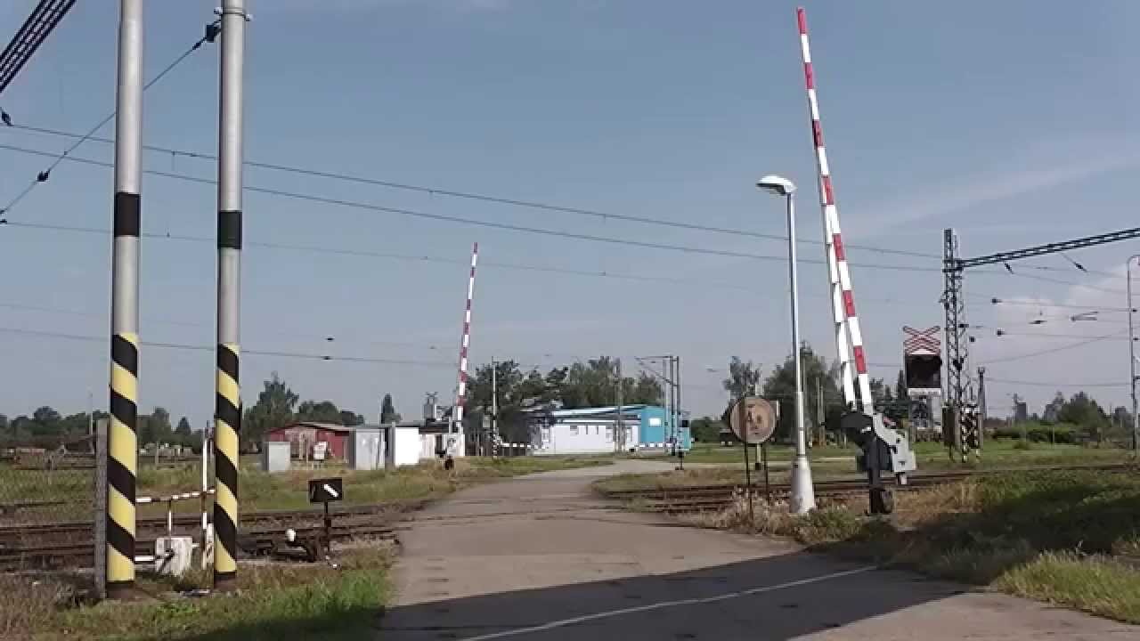 Železniční přejezdy Hradec Králové hl.n. [P4002 + P5210] - 9.6.2013 / Czech railroad crossings