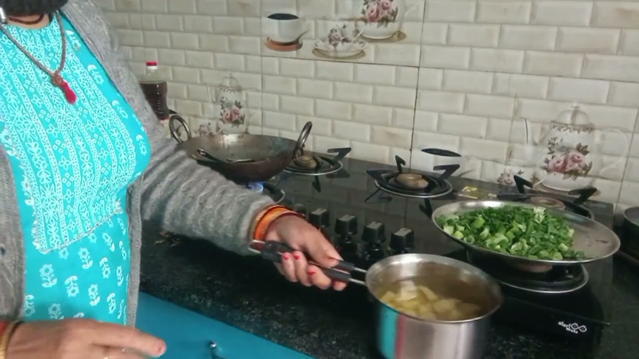हरी प्याज और आलू की सब्जी कैसे बनती है।