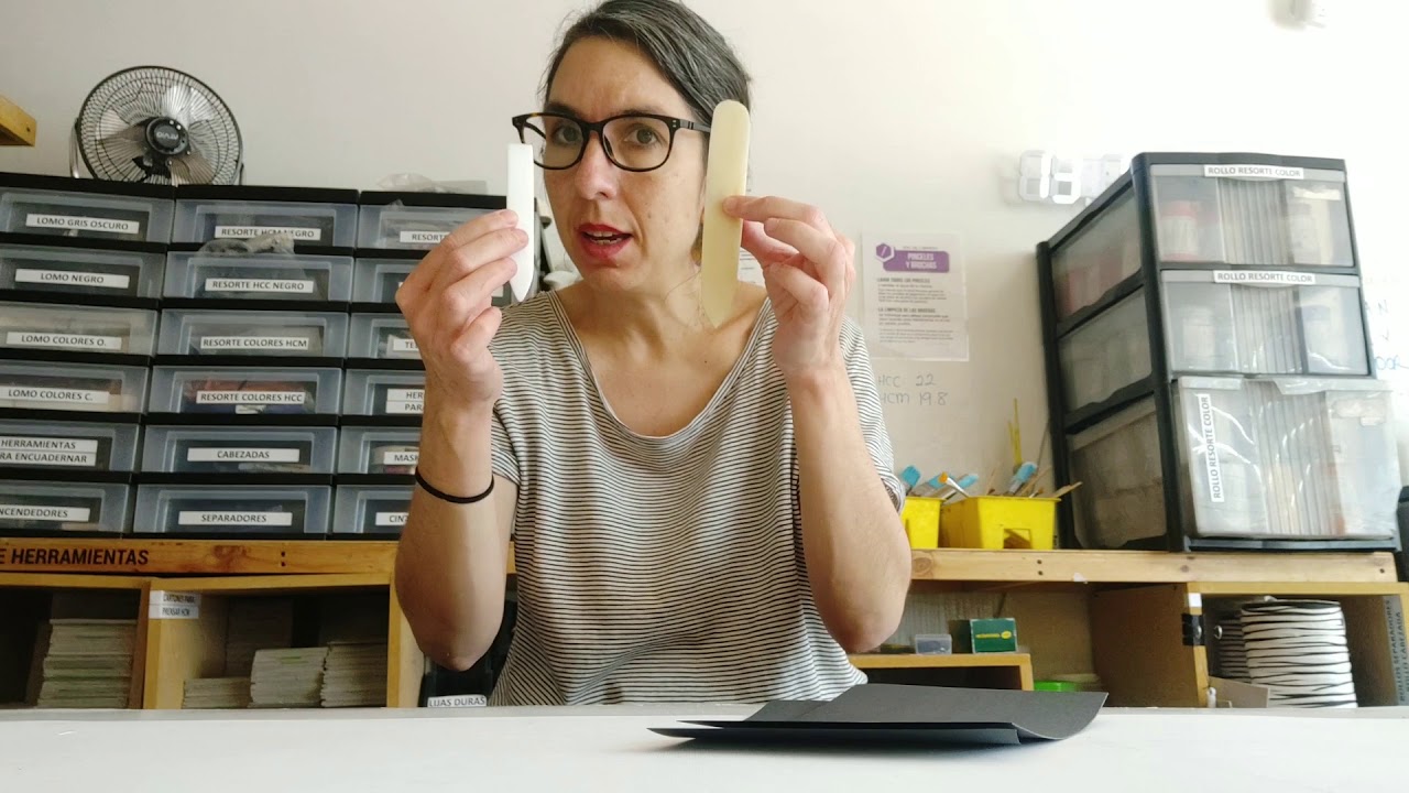¿Qué es una plegadera y cuál es la diferencia entre una de hueso y una de teflón?