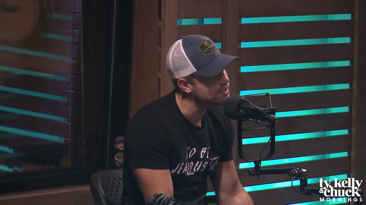 Dustin Lynch Tells About His Favorite Nashville Honky Tonk