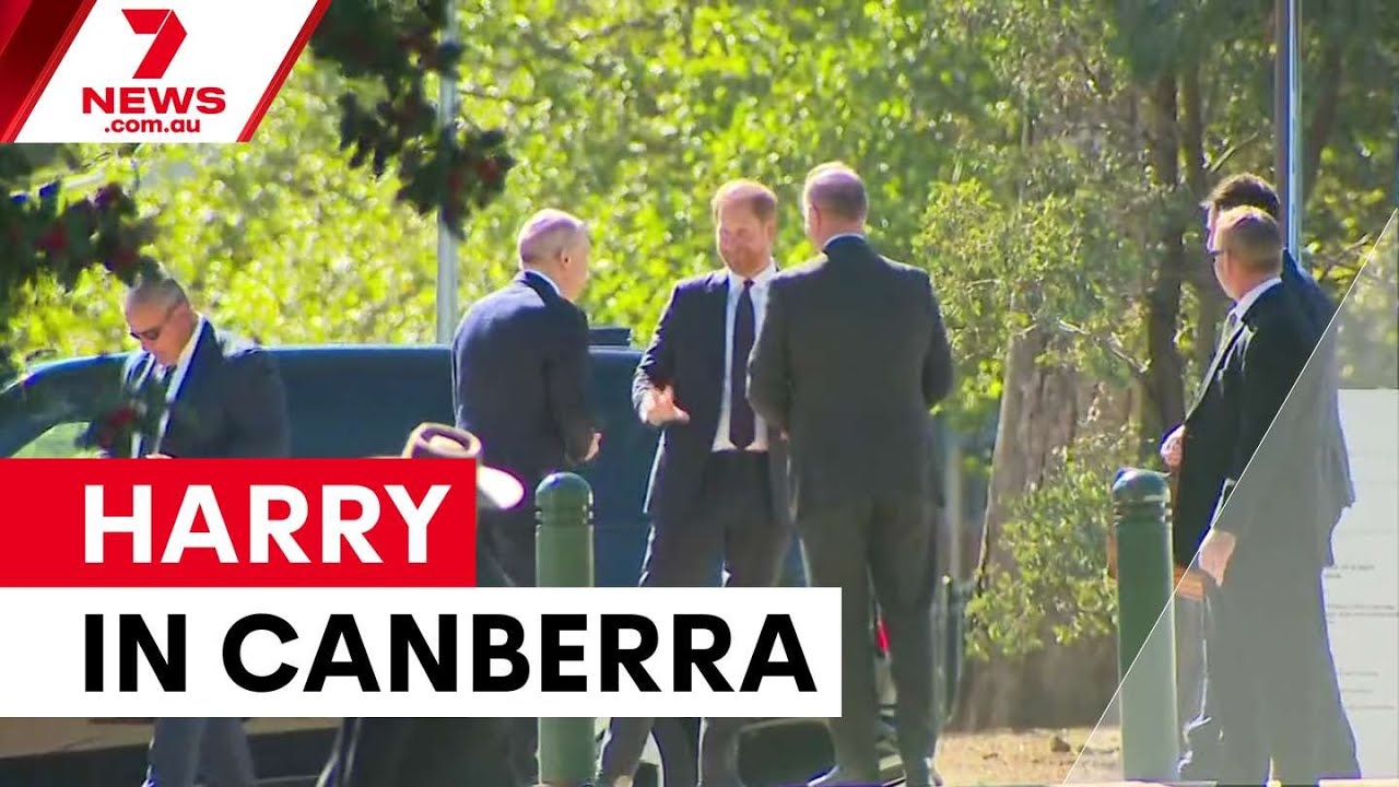 Принц Гарри отдает дань уважения ветеранам у Военного мемориала | 7NEWS