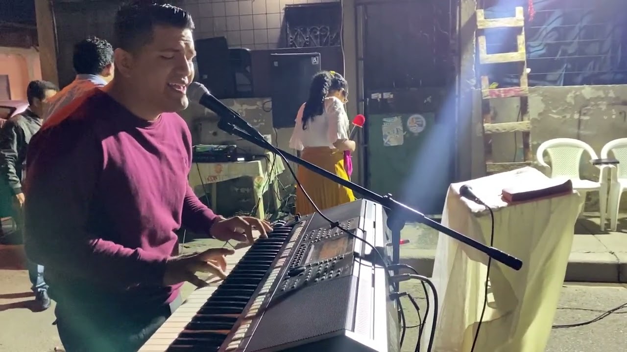 AL GRAN REY SALMISTA HECTOR QUIJIJE TIEMPO DE MINISTRACIÓN DE ALABANZA
