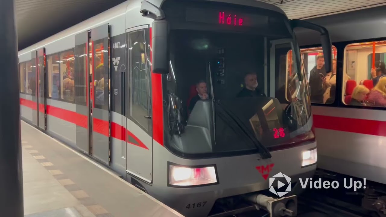 Vyšehrad, stazione di Vyšehrad della metro C di Praga. Treni metropolitani in arrivo e in partenza! 