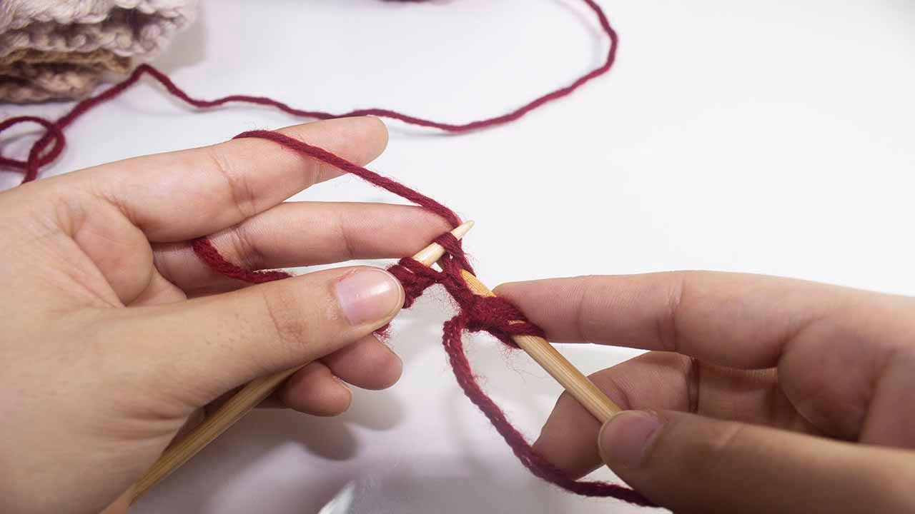 اساسيات تعليم التريكو  للمبتدئين: الغرزة العدلة (الوجه ) ومسكة الخيط فى اليد اليسرى  how to knit