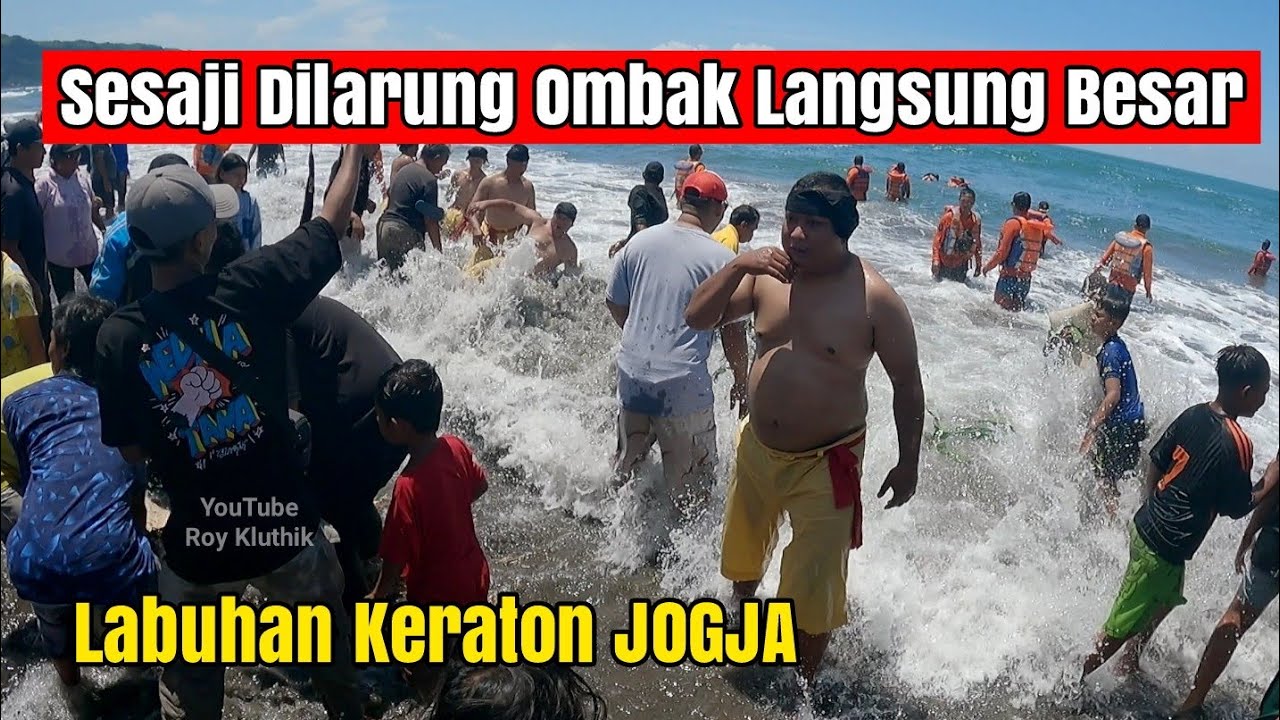 Ombak Besar Menerjang Upacara Labuhan Keraton Yogyakarta