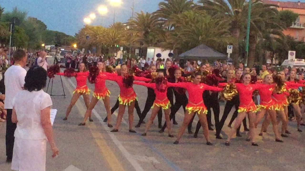 Defilé POM-POM seniorky A-team HK; ME mažoretek 2017 Giulianova Itálie