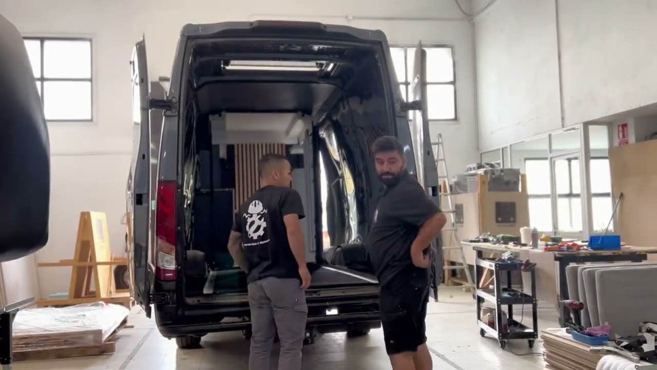 Camperización de QUITA Y PON | Desmontamos un VanCubic en menos de una hora para volver a trabajar