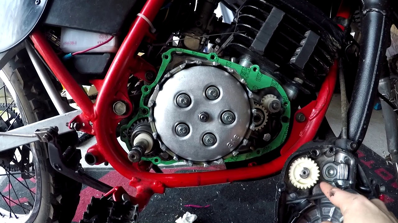 Comment changer un embrayage de 125 DTMX