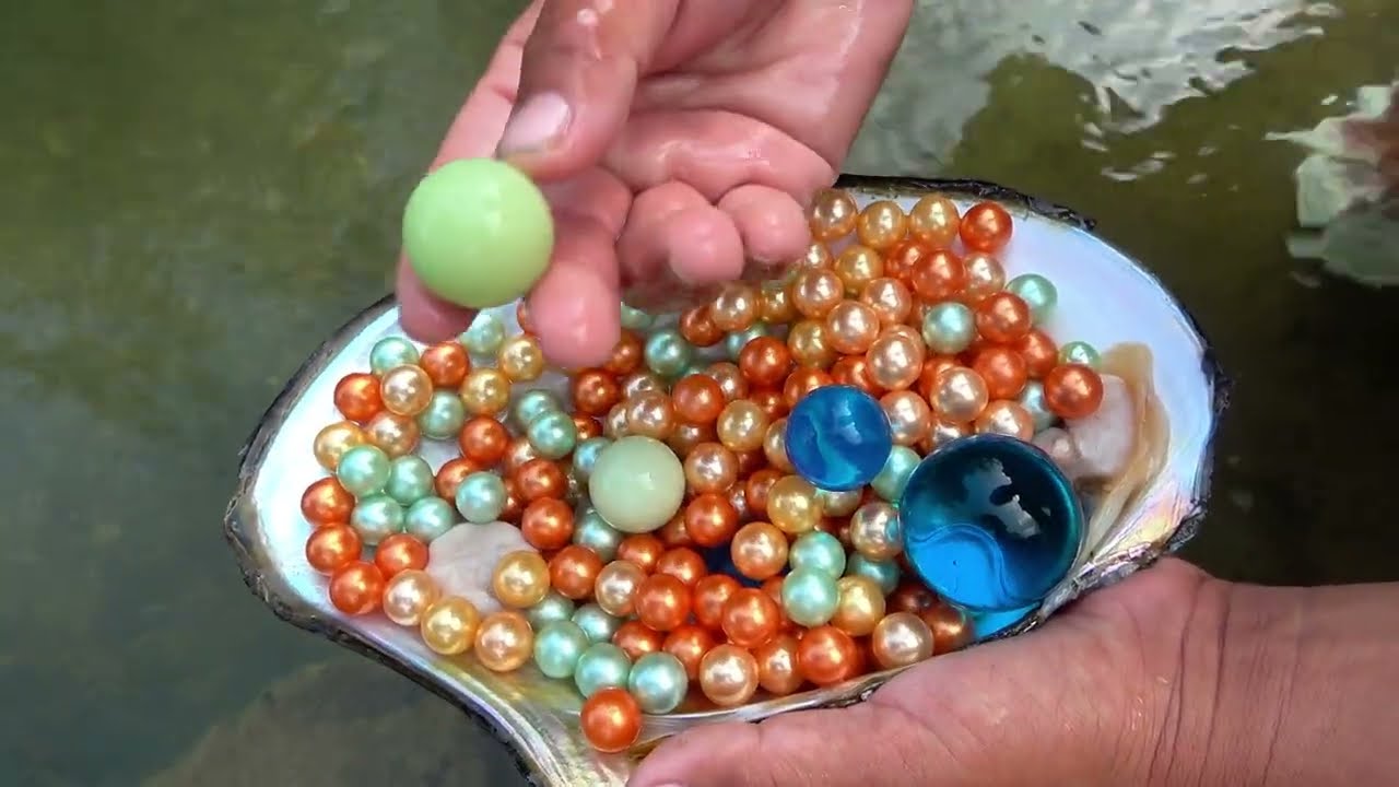 The beauty was surprised to find pearls. Shells hide pearls and eggs, earning a lot of money