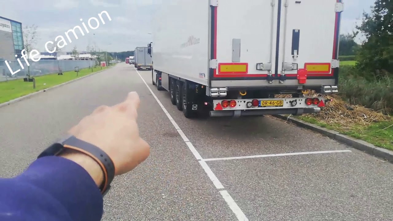 الرجوع الصعب للخلف بالشاحنة على اليمين Marche arrière à droite en camion semi-remorque