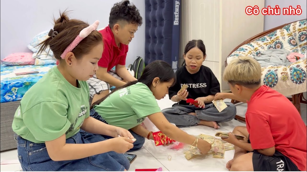 Một ngày ở Sài Gòn của bốn chị em và cả nhóm được má - cô chú giao nhiệm vụ bí mật