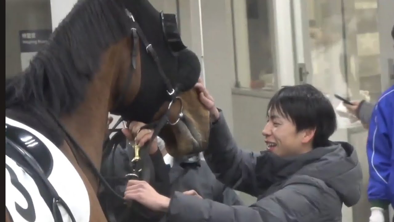 【横山武史騎手がお出迎え】※レースが中止となり自厩舎サトミノエンジェル号（横山典弘騎手）を優しく出迎える　2026年2月7日（土）東京競馬場
