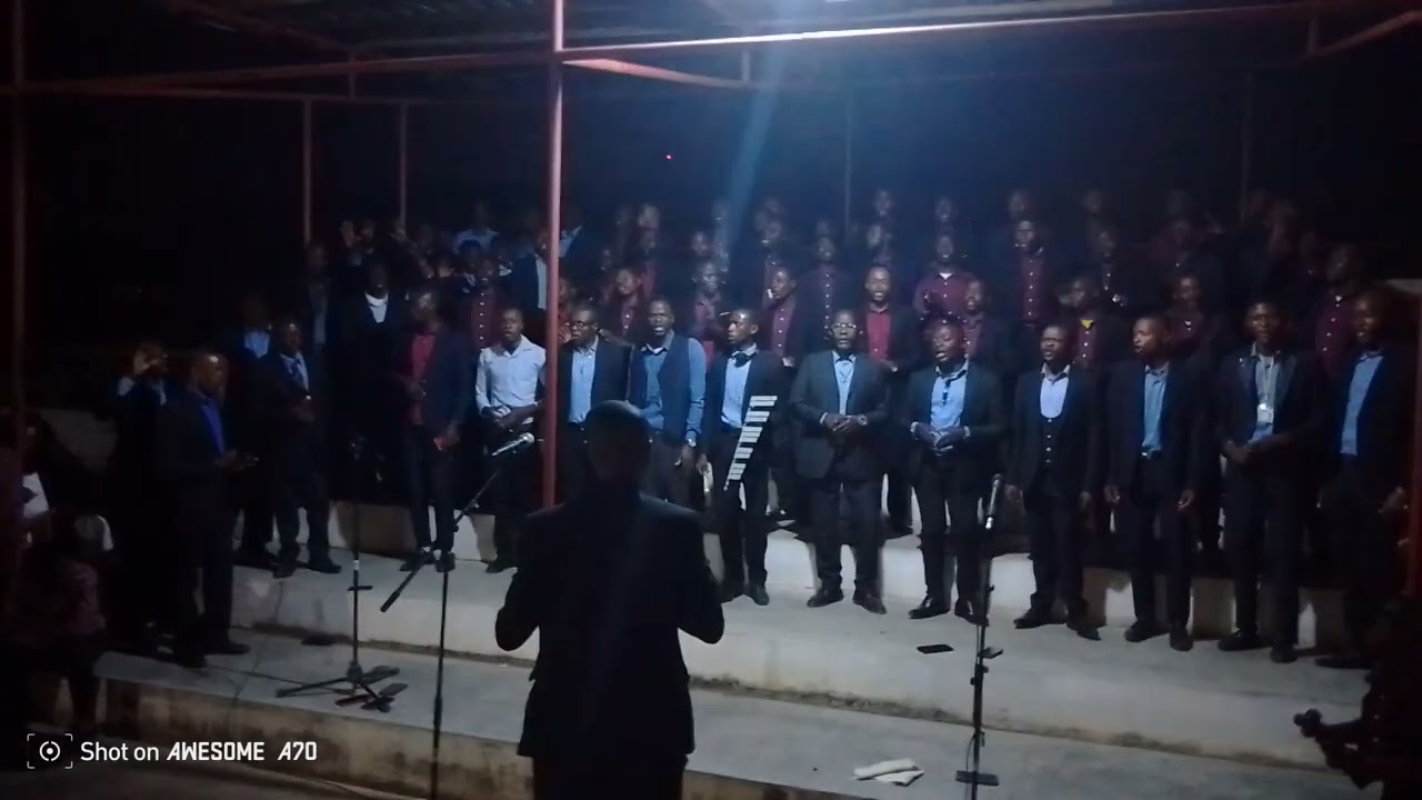 este é o grupo vocal bomba ntima mãe de cabinda