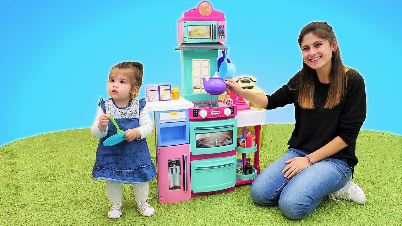 Bebek bakma. Ayşe ve Defne mutfak setini yerleştiriyorlar!  Eğitici video. Çocuk oyunu