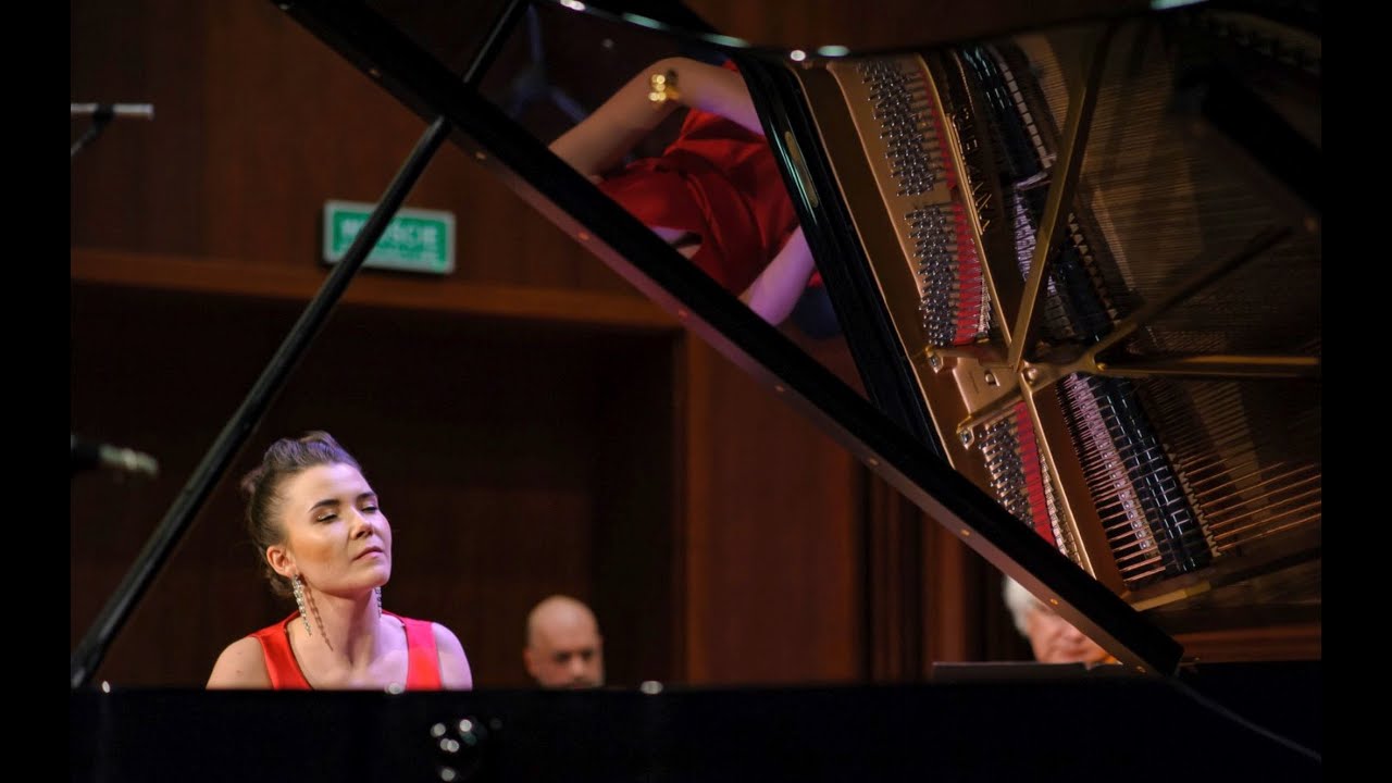 Fryderyk Chopin - Piano Concerto in F minor Op. 21, II. Larghetto (Wiktoria Magdalena Browarek)